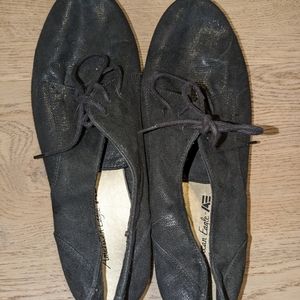 Black shiny pixie shoes